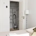 Modern One Bedroom For Six In Kallio Huoneisto